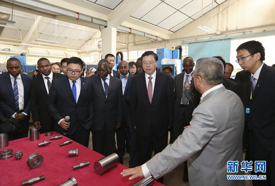 這是3月25日，張德江在肯尼亞首都內羅畢考察中肯職業教育合作示范中心。 新華社記者丁林攝