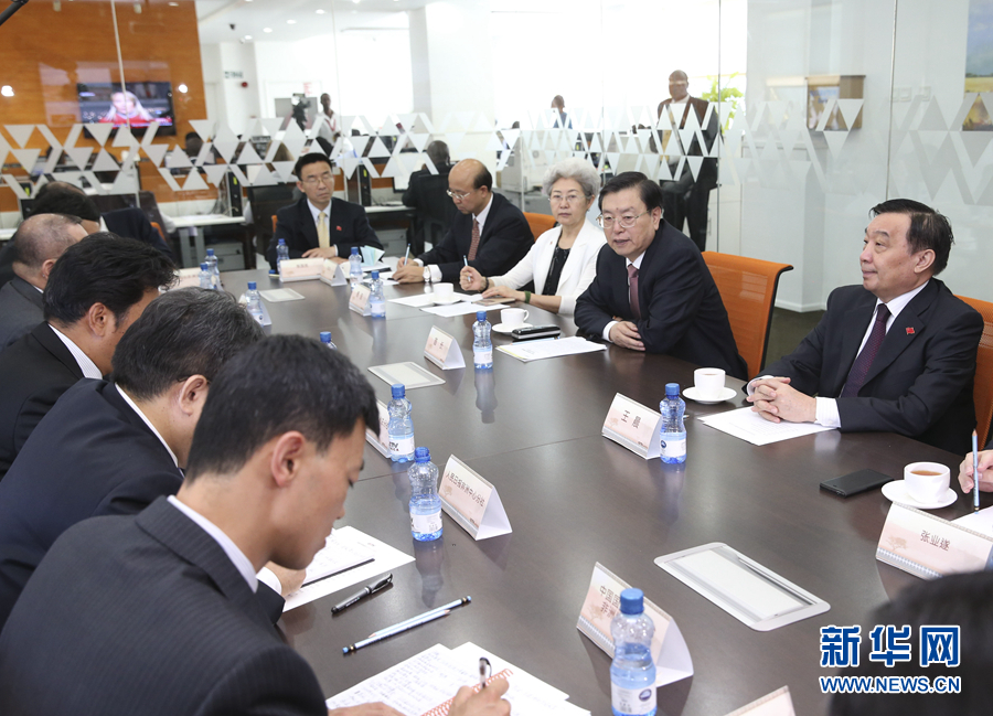 這是3月25日，張德江在肯尼亞首都內羅畢考察中央電視臺非洲分臺并接見中央媒體駐非洲機構負責人。 新華社記者馬占成攝