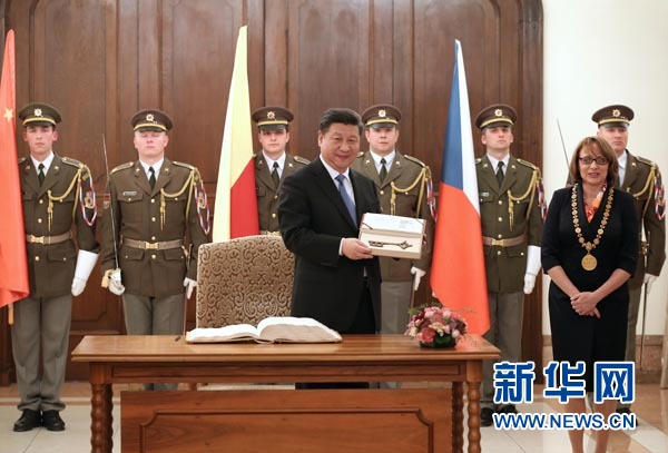 當地時間3月29日,國家主席習近平在捷克布拉格會見布拉格市長科爾娜喬娃,并接受科爾娜喬娃代表該市贈予的城市鑰匙。 新華社記者 龐興雷攝 當地時間3月29日,國家主席習近平在捷克布拉格會見布拉格市長科爾娜喬娃,并接受科爾娜喬娃代表該市贈予的城市鑰匙。 新華社記者 龐興雷攝