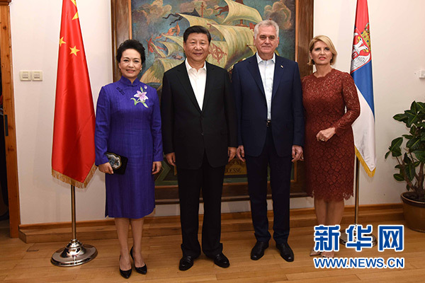 當地時間6月17日，國家主席習近平同塞爾維亞總統尼科利奇在貝爾格萊德舉行會晤。這是習近平和夫人彭麗媛同尼科利奇夫婦在和平別墅合影。新華社記者饒愛民攝