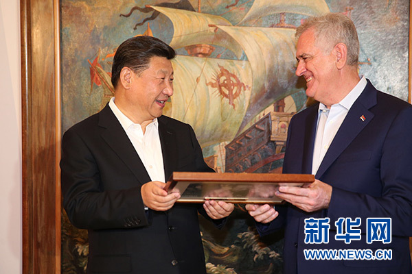 當地時間6月17日，國家主席習近平同塞爾維亞總統尼科利奇在貝爾格萊德舉行會晤。這是尼科利奇向習近平贈送紀念品。新華社記者饒愛民攝