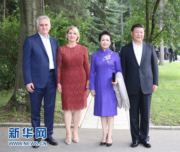 當地時間6月17日，國家主席習近平同塞爾維亞總統尼科利奇在貝爾格萊德舉行會晤。這是習近平和夫人彭麗媛同尼科利奇夫婦在和平別墅合影。新華社記者 丁林 攝