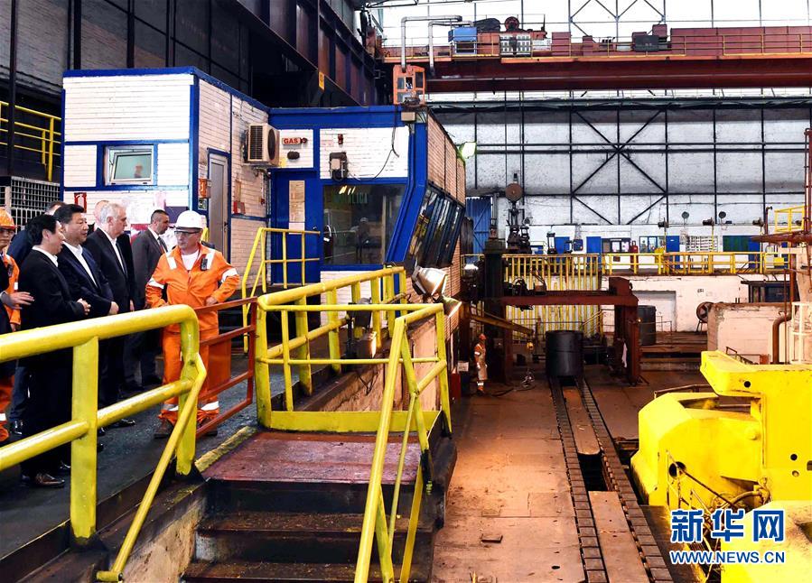 6月19日上午,國(guó)家主席習(xí)近平在貝爾格萊德參觀河鋼集團(tuán)塞爾維亞斯梅代雷沃鋼廠。 新華社記者 饒愛(ài)民 攝 6月19日上午,國(guó)家主席習(xí)近平在貝爾格萊德參觀河鋼集團(tuán)塞爾維亞斯梅代雷沃鋼廠。 新華社記者 饒愛(ài)民 攝