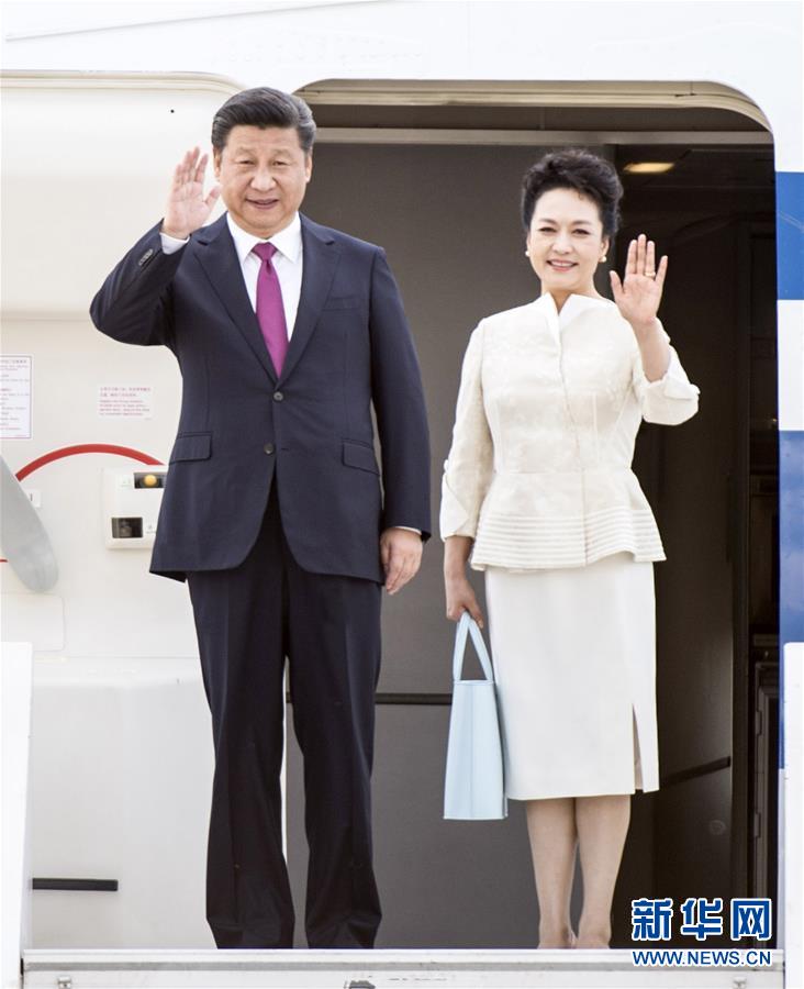 6月19日,國(guó)家主席習(xí)近平抵達(dá)華沙,開始對(duì)波蘭共和國(guó)進(jìn)行國(guó)事訪問(wèn)。這是習(xí)近平和夫人彭麗媛步出艙門。 新華社記者 謝環(huán)馳 攝 6月19日,國(guó)家主席習(xí)近平抵達(dá)華沙,開始對(duì)波蘭共和國(guó)進(jìn)行國(guó)事訪問(wèn)。這是習(xí)近平和夫人彭麗媛步出艙門。 新華社記者 謝環(huán)馳 攝