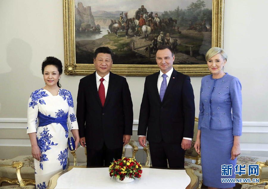 6月20日,國(guó)家主席習(xí)近平出席波蘭總統(tǒng)杜達(dá)在華沙總統(tǒng)府舉行的隆重歡迎儀式。歡迎儀式后,習(xí)近平和夫人彭麗媛同杜達(dá)和夫人阿加塔簡(jiǎn)短寒暄。新華社記者 蘭紅光 攝 6月20日,國(guó)家主席習(xí)近平出席波蘭總統(tǒng)杜達(dá)在華沙總統(tǒng)府舉行的隆重歡迎儀式。歡迎儀式后,習(xí)近平和夫人彭麗媛同杜達(dá)和夫人阿加塔簡(jiǎn)短寒暄。新華社記者 蘭紅光 攝