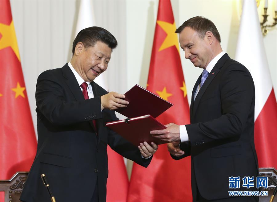 6月20日,國(guó)家主席習(xí)近平在華沙同波蘭總統(tǒng)杜達(dá)舉行會(huì)談。這是會(huì)談后,兩國(guó)元首共同簽署《中華人民共和國(guó)和波蘭共和國(guó)關(guān)于建立全面戰(zhàn)略伙伴關(guān)系的聯(lián)合聲明》。新華社記者蘭紅光攝 6月20日,國(guó)家主席習(xí)近平在華沙同波蘭總統(tǒng)杜達(dá)舉行會(huì)談。這是會(huì)談后,兩國(guó)元首共同簽署《中華人民共和國(guó)和波蘭共和國(guó)關(guān)于建立全面戰(zhàn)略伙伴關(guān)系的聯(lián)合聲明》。新華社記者蘭紅光攝