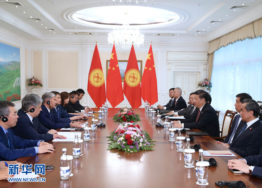 6月24日,國家主席習近平在烏茲別克斯坦塔什干會見吉爾吉斯斯坦總統(tǒng)阿坦巴耶夫。 新華社記者 馬占成 攝 6月24日,國家主席習近平在烏茲別克斯坦塔什干會見吉爾吉斯斯坦總統(tǒng)阿坦巴耶夫。 新華社記者 馬占成 攝