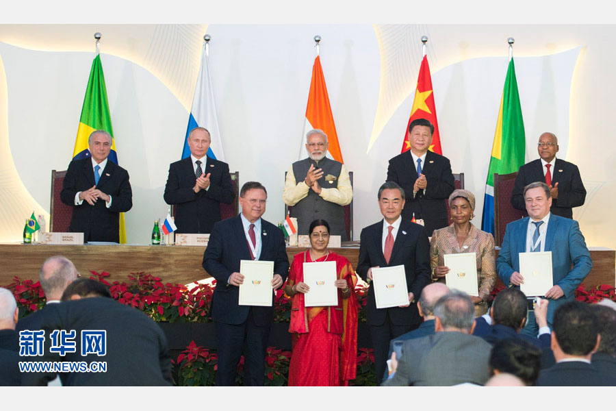 10月16日，金磚國家領導人第八次會晤在印度果阿舉行。中國國家主席習近平、印度總理莫迪、南非總統祖馬、巴西總統特梅爾、俄羅斯總統普京出席。這是會晤結束后，5國領導人共同見證合作文件的簽署，并出席聯合記者會。新華社記者謝環馳攝 