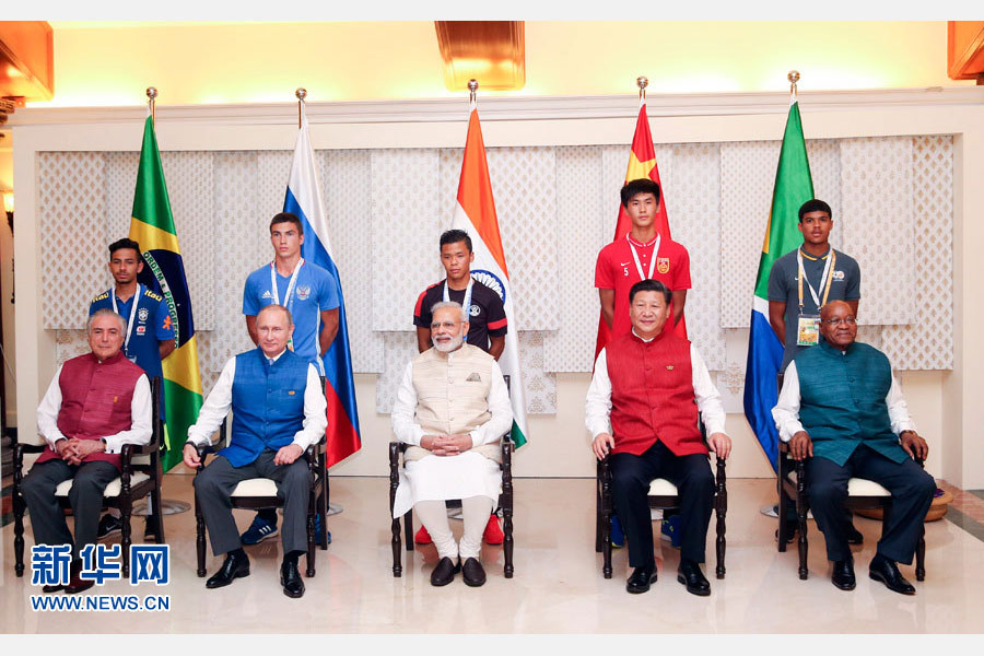 10月15日，國家主席習近平與印度總理莫迪、南非總統祖馬、巴西總統特梅爾、俄羅斯總統普京在印度果阿同參加金磚國家17歲以下少年足球賽的各國代表隊隊長合影。新華社記者姚大偉攝 