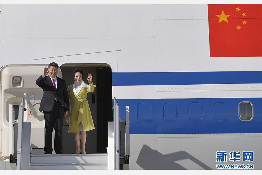 當地時間11月17日,國家主席習近平乘專機抵達基多,開始對厄瓜多爾共和國進行國事訪問。這是習近平與夫人彭麗媛向歡迎人群揮手致意。新華社記者 王曄 攝 當地時間11月17日,國家主席習近平乘專機抵達基多,開始對厄瓜多爾共和國進行國事訪問。這是習近平與夫人彭麗媛向歡迎人群揮手致意。新華社記者 王曄 攝