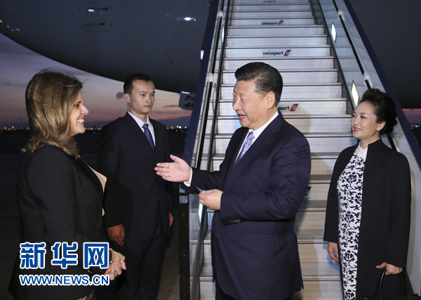 當地時間11月18日,國家主席習近平抵達利馬,出席亞太經合組織第二十四次領導人非正式會議并對秘魯共和國進行國事訪問。習近平和夫人彭麗媛受到秘魯副總統阿勞斯等熱情迎接。新華社記者 蘭紅光 攝 當地時間11月18日,國家主席習近平抵達利馬,出席亞太經合組織第二十四次領導人非正式會議并對秘魯共和國進行國事訪問。習近平和夫人彭麗媛受到秘魯副總統阿勞斯等熱情迎接。新華社記者 蘭紅光 攝
