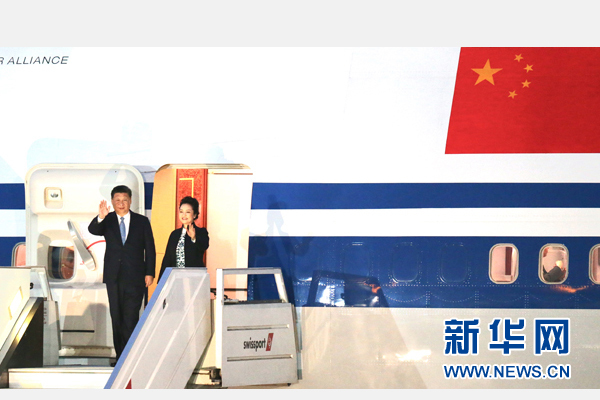 當地時間11月18日,國家主席習近平抵達利馬,出席亞太經合組織第二十四次領導人非正式會議并對秘魯共和國進行國事訪問。習近平和夫人彭麗媛受到秘魯副總統阿勞斯等熱情迎接。新華社記者 丁林 攝 當地時間11月18日,國家主席習近平抵達利馬,出席亞太經合組織第二十四次領導人非正式會議并對秘魯共和國進行國事訪問。習近平和夫人彭麗媛受到秘魯副總統阿勞斯等熱情迎接。新華社記者 丁林 攝