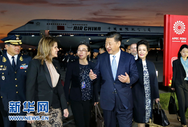 當地時間11月18日,國家主席習近平抵達利馬,出席亞太經合組織第二十四次領導人非正式會議并對秘魯共和國進行國事訪問。習近平和夫人彭麗媛受到秘魯副總統阿勞斯等熱情迎接。新華社記者 鞠鵬 攝 當地時間11月18日,國家主席習近平抵達利馬,出席亞太經合組織第二十四次領導人非正式會議并對秘魯共和國進行國事訪問。習近平和夫人彭麗媛受到秘魯副總統阿勞斯等熱情迎接。新華社記者 鞠鵬 攝