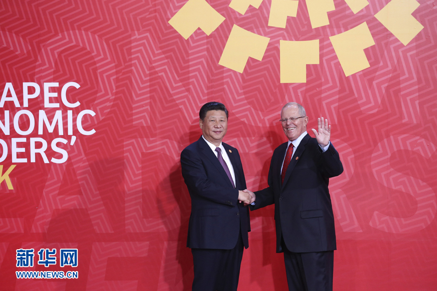 11月20日,亞太經合組織第二十四次領導人非正式會議在秘魯利馬舉行。國家主席習近平出席并發表題為《面向未來開拓進取促進亞太發展繁榮》的重要講話。這是會議開始前,習近平受到秘魯總統庫琴斯基的熱情迎接。 新華社記者 龐興雷 攝 11月20日,亞太經合組織第二十四次領導人非正式會議在秘魯利馬舉行。國家主席習近平出席并發表題為《面向未來開拓進取促進亞太發展繁榮》的重要講話。這是會議開始前,習近平受到秘魯總統庫琴斯基的熱情迎接。 新華社記者 龐興雷 攝