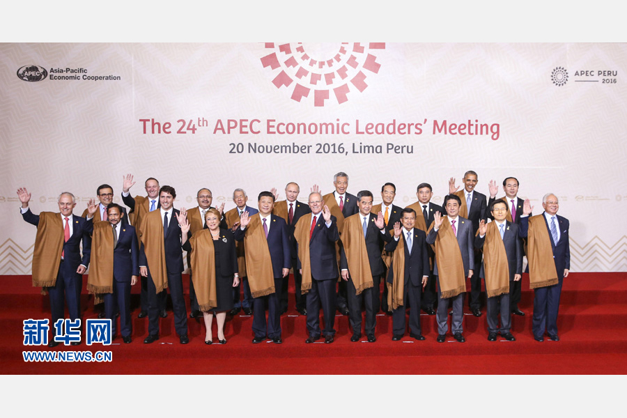11月20日,亞太經合組織第二十四次領導人非正式會議在秘魯利馬舉行。國家主席習近平出席并發表題為《面向未來開拓進取促進亞太發展繁榮》的重要講話。這是會議期間,國家主席習近平同其他亞太經合組織成員經濟體領導人、代表合影。 新華社記者 丁林 攝 11月20日,亞太經合組織第二十四次領導人非正式會議在秘魯利馬舉行。國家主席習近平出席并發表題為《面向未來開拓進取促進亞太發展繁榮》的重要講話。這是會議期間,國家主席習近平同其他亞太經合組織成員經濟體領導人、代表合影。 新華社記者 丁林 攝