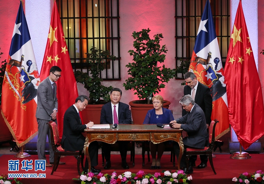11月22日,國(guó)家主席習(xí)近平在圣地亞哥同智利總統(tǒng)巴切萊特舉行會(huì)談。這是會(huì)談后,兩國(guó)元首見證經(jīng)貿(mào)、農(nóng)業(yè)、質(zhì)檢、文化、教育、電子商務(wù)、信息通信、金融等領(lǐng)域多項(xiàng)雙邊合作文件的簽署。新華社記者 蘭紅光 攝 11月22日,國(guó)家主席習(xí)近平在圣地亞哥同智利總統(tǒng)巴切萊特舉行會(huì)談。這是會(huì)談后,兩國(guó)元首見證經(jīng)貿(mào)、農(nóng)業(yè)、質(zhì)檢、文化、教育、電子商務(wù)、信息通信、金融等領(lǐng)域多項(xiàng)雙邊合作文件的簽署。新華社記者 蘭紅光 攝