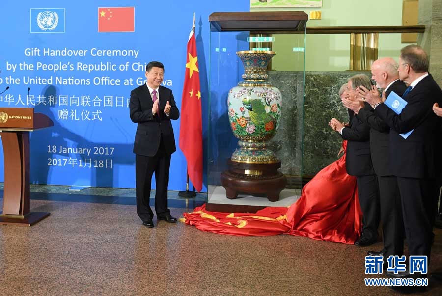 1月18日，國家主席習(xí)近平在瑞士日內(nèi)瓦萬國宮出席“共商共筑人類命運(yùn)共同體”高級別會議，并發(fā)表題為《共同構(gòu)建人類命運(yùn)共同體》的主旨演講。這是會議結(jié)束后，習(xí)近平出席中國向聯(lián)合國日內(nèi)瓦總部贈禮儀式。新華社記者 張鐸 攝