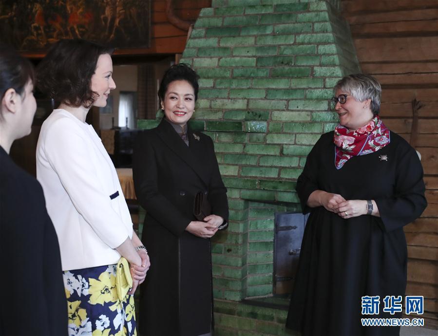 當?shù)貢r間4月5日上午,國家主席習近平夫人彭麗媛參觀位于赫爾辛基以北圖蘇拉湖畔的西貝柳斯故居博物館。 新華社記者謝環(huán)馳攝 當?shù)貢r間4月5日上午,國家主席習近平夫人彭麗媛參觀位于赫爾辛基以北圖蘇拉湖畔的西貝柳斯故居博物館。 新華社記者謝環(huán)馳攝