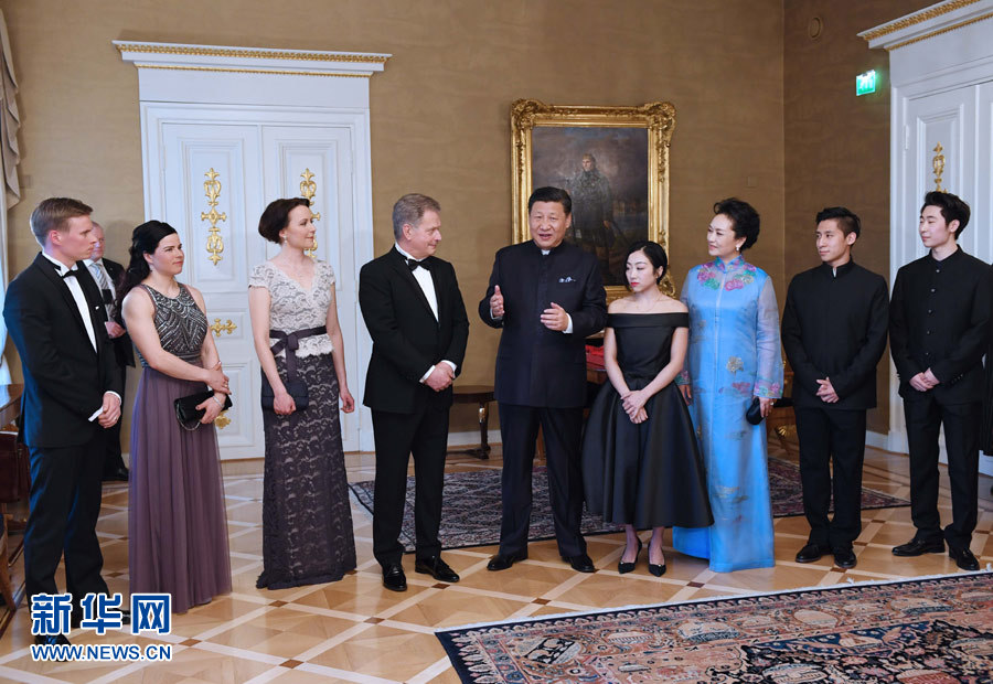 當?shù)貢r間4月5日晚，國家主席習近平和芬蘭總統(tǒng)尼尼斯托在赫爾辛基共同會見剛剛參加完2017年世界花樣滑冰錦標賽的中芬兩國冰雪運動員代表。習近平夫人彭麗媛和尼尼斯托夫人豪吉歐參加會見。新華社記者 饒愛民 攝
