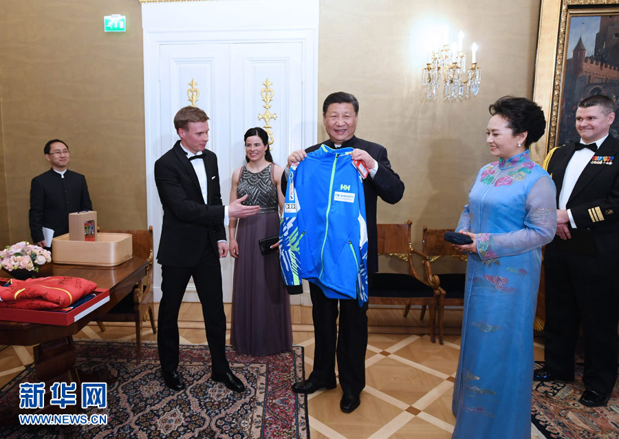 當?shù)貢r間4月5日晚，國家主席習近平和芬蘭總統(tǒng)尼尼斯托在赫爾辛基共同會見剛剛參加完2017年世界花樣滑冰錦標賽的中芬兩國冰雪運動員代表。習近平夫人彭麗媛和尼尼斯托夫人豪吉歐參加會見。這是芬蘭運動員向習近平和夫人彭麗媛贈送運動衣。新華社記者 饒愛民 攝