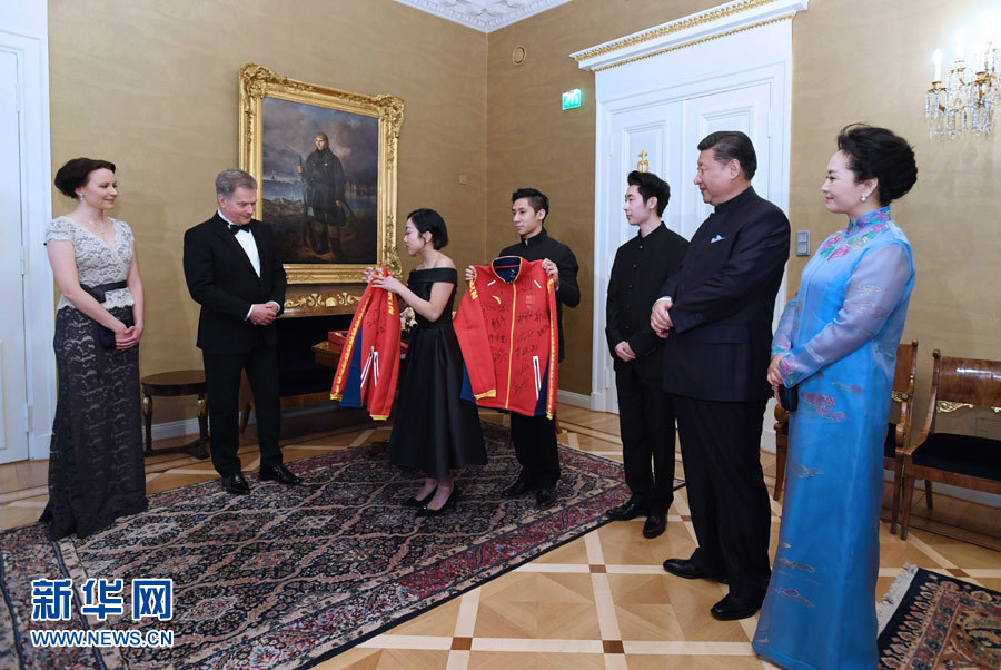 當?shù)貢r間4月5日晚，國家主席習近平和芬蘭總統(tǒng)尼尼斯托在赫爾辛基共同會見剛剛參加完2017年世界花樣滑冰錦標賽的中芬兩國冰雪運動員代表。習近平夫人彭麗媛和尼尼斯托夫人豪吉歐參加會見。這是中國運動員向尼尼斯托和夫人豪吉歐贈送運動衣。新華社記者 饒愛民 攝