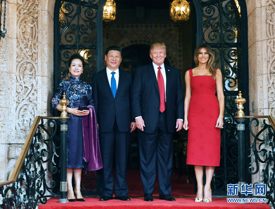 當(dāng)?shù)貢r間4月6日,國家主席習(xí)近平在美國佛羅里達州海湖莊園同美國總統(tǒng)特朗普舉行中美元首會晤。這是習(xí)近平和夫人彭麗媛同特朗普和夫人梅拉尼婭合影留念。新華社記者 饒愛民 攝 當(dāng)?shù)貢r間4月6日,國家主席習(xí)近平在美國佛羅里達州海湖莊園同美國總統(tǒng)特朗普舉行中美元首會晤。這是習(xí)近平和夫人彭麗媛同特朗普和夫人梅拉尼婭合影留念。新華社記者 饒愛民 攝