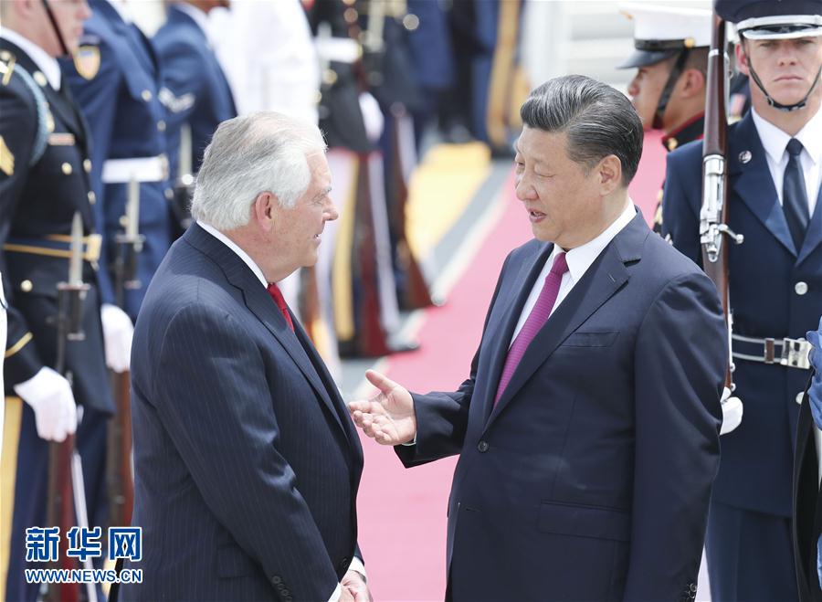 4月6日,國(guó)家主席習(xí)近平乘專機(jī)抵達(dá)美國(guó)佛羅里達(dá)州,將在海湖莊園同美國(guó)總統(tǒng)特朗普舉行中美元首會(huì)晤。習(xí)近平和夫人彭麗媛受到美國(guó)國(guó)務(wù)卿蒂勒森夫婦等熱情迎接。新華社記者 丁林 攝 4月6日,國(guó)家主席習(xí)近平乘專機(jī)抵達(dá)美國(guó)佛羅里達(dá)州,將在海湖莊園同美國(guó)總統(tǒng)特朗普舉行中美元首會(huì)晤。習(xí)近平和夫人彭麗媛受到美國(guó)國(guó)務(wù)卿蒂勒森夫婦等熱情迎接。新華社記者 丁林 攝