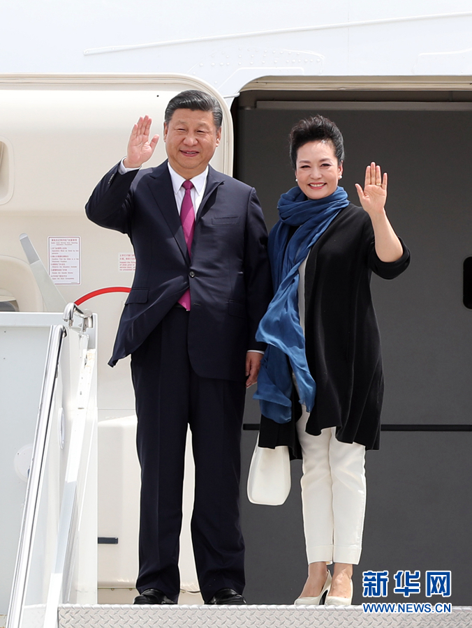4月6日,國(guó)家主席習(xí)近平乘專機(jī)抵達(dá)美國(guó)佛羅里達(dá)州,將在海湖莊園同美國(guó)總統(tǒng)特朗普舉行中美元首會(huì)晤。這是習(xí)近平和夫人彭麗媛步出機(jī)艙。新華社記者 劉衛(wèi)兵 攝 4月6日,國(guó)家主席習(xí)近平乘專機(jī)抵達(dá)美國(guó)佛羅里達(dá)州,將在海湖莊園同美國(guó)總統(tǒng)特朗普舉行中美元首會(huì)晤。這是習(xí)近平和夫人彭麗媛步出機(jī)艙。新華社記者 劉衛(wèi)兵 攝