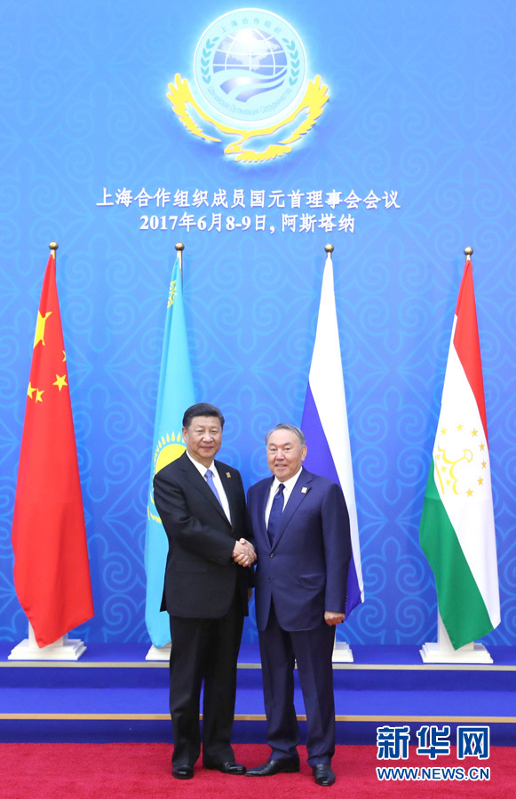 6月9日，國家主席習(xí)近平在哈薩克斯坦首都阿斯塔納出席上海合作組織成員國元首理事會第十七次會議并發(fā)表重要講話。這是習(xí)近平出席會議時，受到哈薩克斯坦總統(tǒng)納扎爾巴耶夫的熱情迎接。新華社記者 馬占成 攝