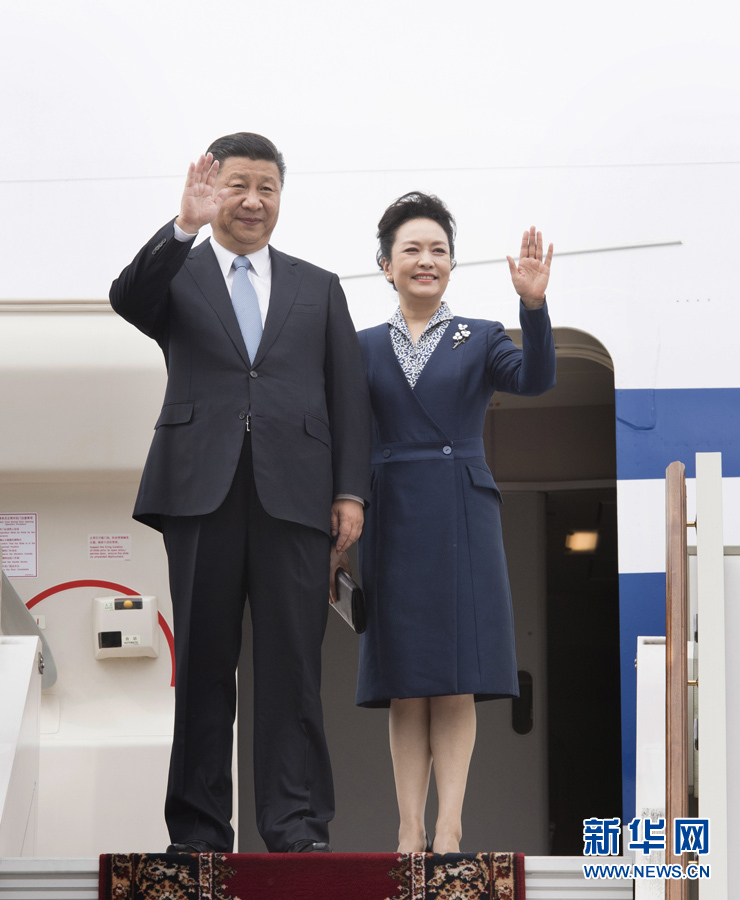 7月3日,國家主席習近平乘專機抵達莫斯科,開始對俄羅斯聯邦進行國事訪問。這是習近平和夫人彭麗媛步出艙門。 新華社記者 李學仁 攝 7月3日,國家主席習近平乘專機抵達莫斯科,開始對俄羅斯聯邦進行國事訪問。這是習近平和夫人彭麗媛步出艙門。 新華社記者 李學仁 攝