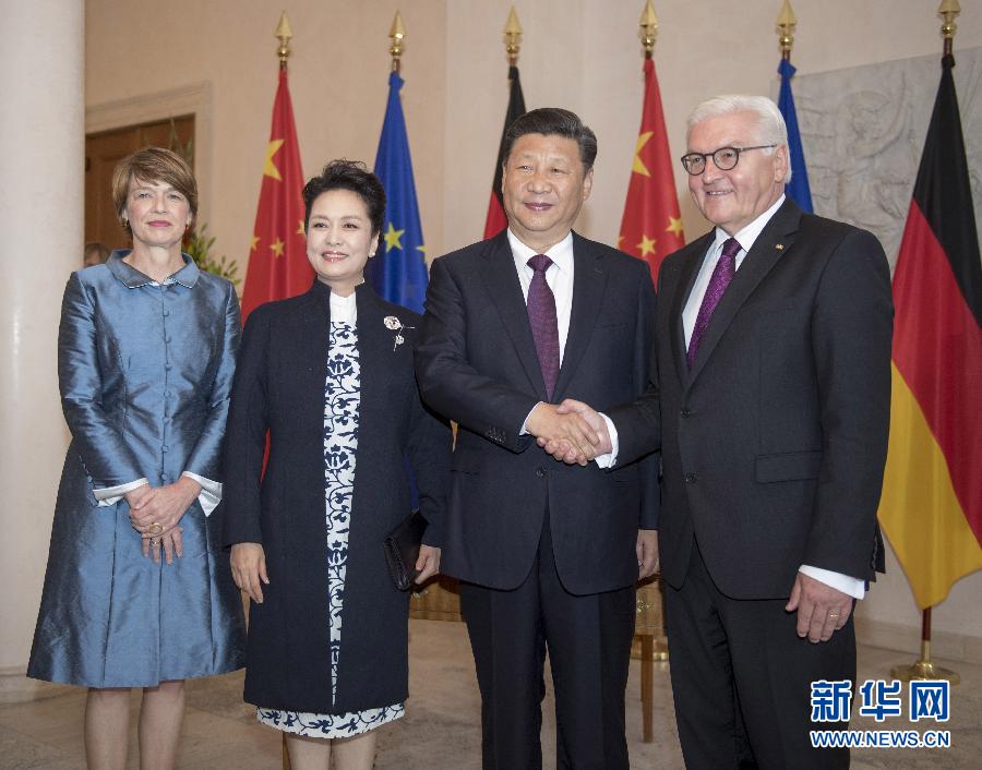 7月5日，國家主席習近平在柏林會見德國總統(tǒng)施泰因邁爾。會見前，施泰因邁爾在總統(tǒng)府花園為習近平舉行隆重歡迎儀式。這是習近平和夫人彭麗媛同施泰因邁爾夫婦合影。新華社記者 李學仁 攝
