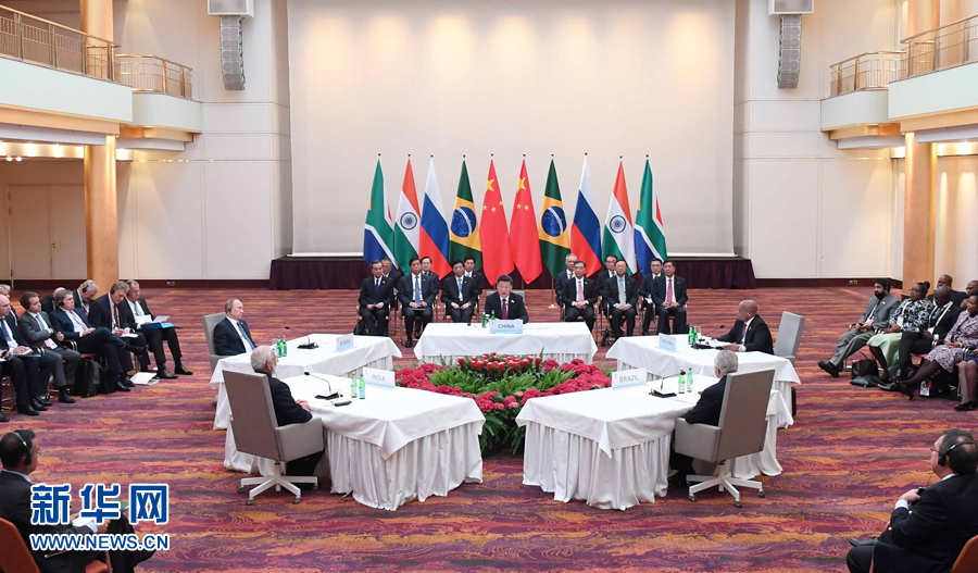 7月7日,國(guó)家主席習(xí)近平在德國(guó)漢堡主持金磚國(guó)家領(lǐng)導(dǎo)人非正式會(huì)晤,發(fā)表引導(dǎo)性講話和總結(jié)講話。南非總統(tǒng)祖馬、巴西總統(tǒng)特梅爾、俄羅斯總統(tǒng)普京、印度總理莫迪出席。新華社記者 張鐸 攝 7月7日,國(guó)家主席習(xí)近平在德國(guó)漢堡主持金磚國(guó)家領(lǐng)導(dǎo)人非正式會(huì)晤,發(fā)表引導(dǎo)性講話和總結(jié)講話。南非總統(tǒng)祖馬、巴西總統(tǒng)特梅爾、俄羅斯總統(tǒng)普京、印度總理莫迪出席。新華社記者 張鐸 攝