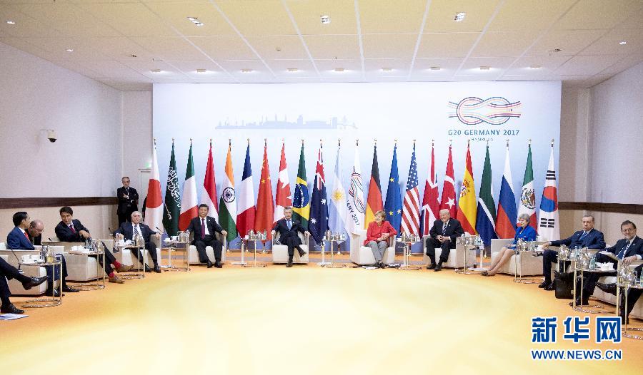 7月7日，二十國集團(tuán)領(lǐng)導(dǎo)人第十二次峰會(huì)在德國漢堡舉行。國家主席習(xí)近平出席并發(fā)表題為《堅(jiān)持開放包容　推動(dòng)聯(lián)動(dòng)增長》的重要講話。這是峰會(huì)前，習(xí)近平出席二十國集團(tuán)峰會(huì)領(lǐng)導(dǎo)人座談會(huì)。新華社記者 李學(xué)仁 攝 