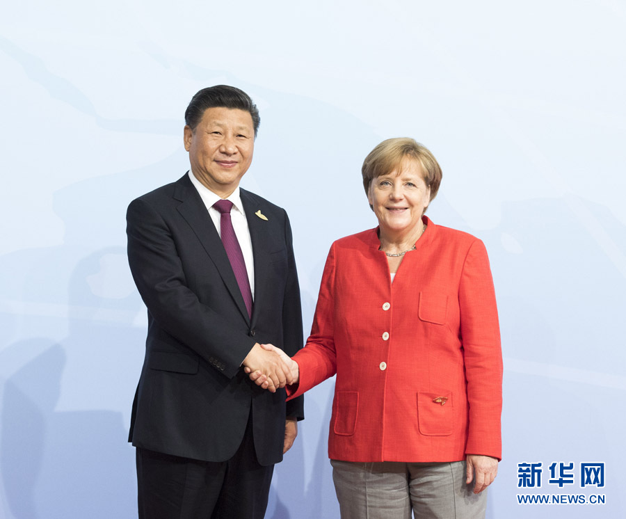 7月7日，二十國集團領(lǐng)導人第十二次峰會在德國漢堡舉行。國家主席習近平出席并發(fā)表題為《堅持開放包容　推動聯(lián)動增長》的重要講話。這是峰會開始前，習近平受到德國總理默克爾迎接。新華社記者 李學仁 攝 