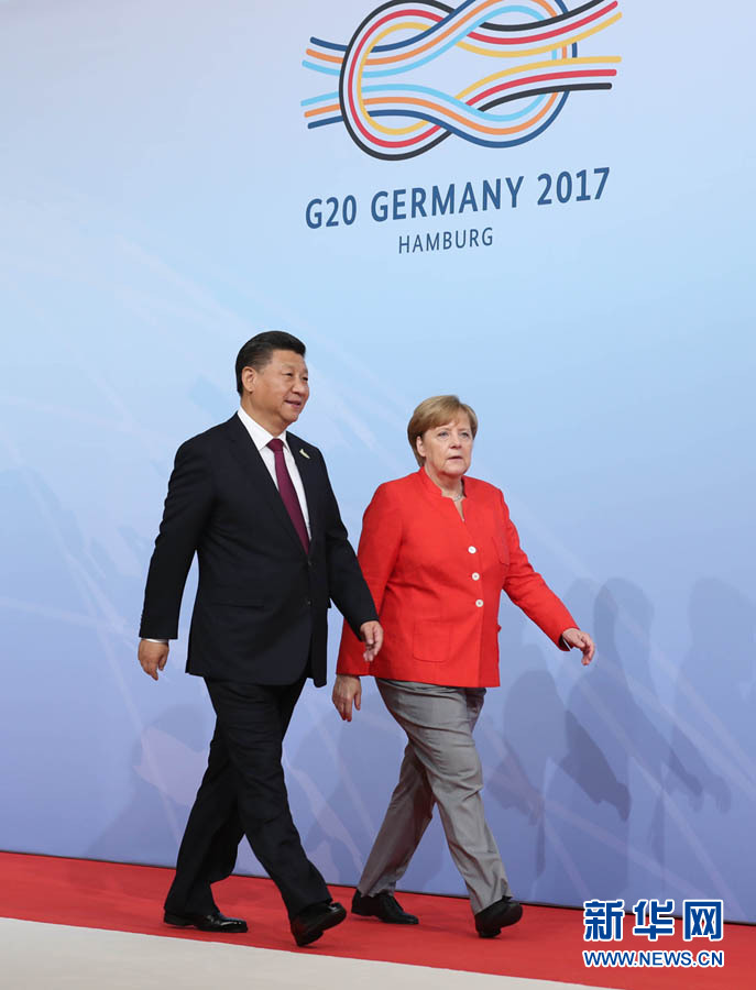 7月7日，二十國集團領(lǐng)導人第十二次峰會在德國漢堡舉行。國家主席習近平出席并發(fā)表題為《堅持開放包容　推動聯(lián)動增長》的重要講話。這是峰會開始前，習近平受到德國總理默克爾迎接。新華社記者 劉衛(wèi)兵 攝 