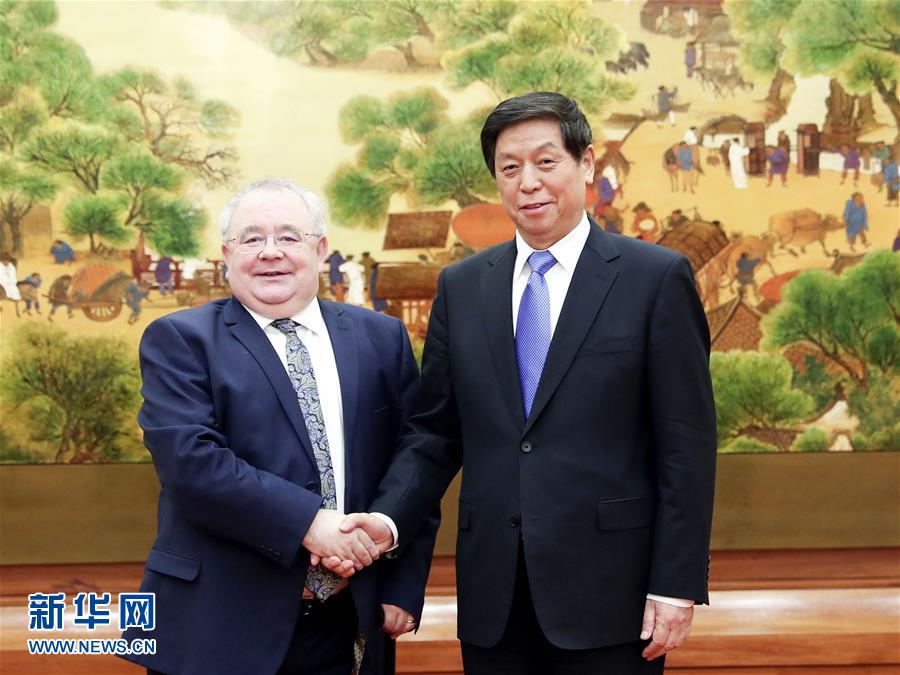 (時(shí)政)栗戰(zhàn)書(shū)與愛(ài)爾蘭眾議長(zhǎng)奧法喬爾舉行會(huì)談