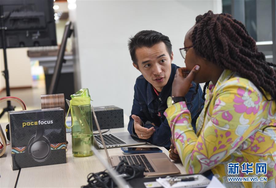 (國際·中非合作論壇·圖文互動)(3)他把耳機賣到肯尼亞總統(tǒng)府——記在非洲當(dāng)創(chuàng)客的中國青年劉鵬