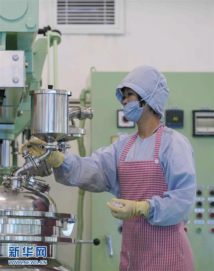 (圖文互動(dòng))“銀河”飄香進(jìn)萬(wàn)家——平壤化妝品廠走訪記