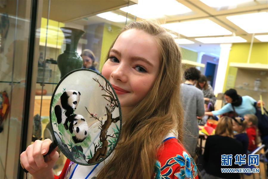 (國際·圖文互動)(3)白俄羅斯國家美術館里的中國年