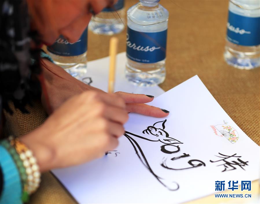 (國際·圖文互動)(1)到洛杉磯農夫市場紅紅火火過大年