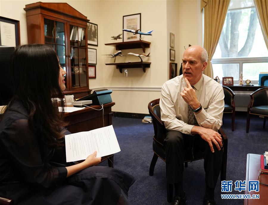 (國際·圖文互動(dòng))(1)專訪:美政府加征關(guān)稅損害美國工人與消費(fèi)者利益——訪美國國會(huì)眾議院美中工作小組共同主席拉森