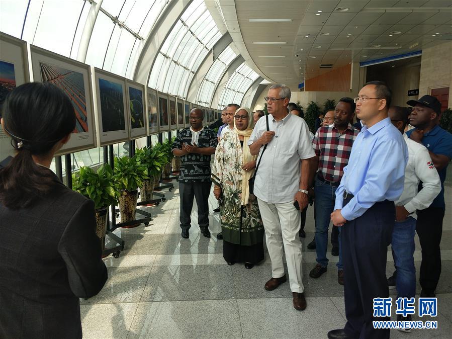 (圖文互動)(4)多國駐日內(nèi)瓦外交官走訪新疆稱贊經(jīng)濟發(fā)展社會和諧