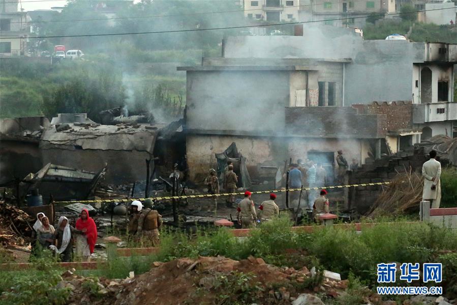(國(guó)際)(1)一架小型軍用飛機(jī)在巴基斯坦墜毀