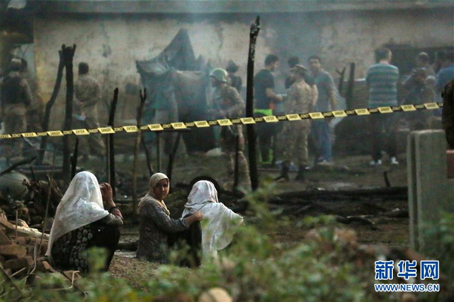 (國(guó)際)(2)一架小型軍用飛機(jī)在巴基斯坦墜毀