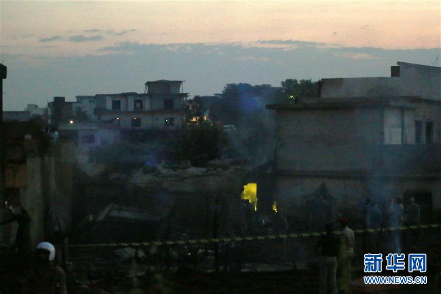 (國(guó)際)(3)一架小型軍用飛機(jī)在巴基斯坦墜毀