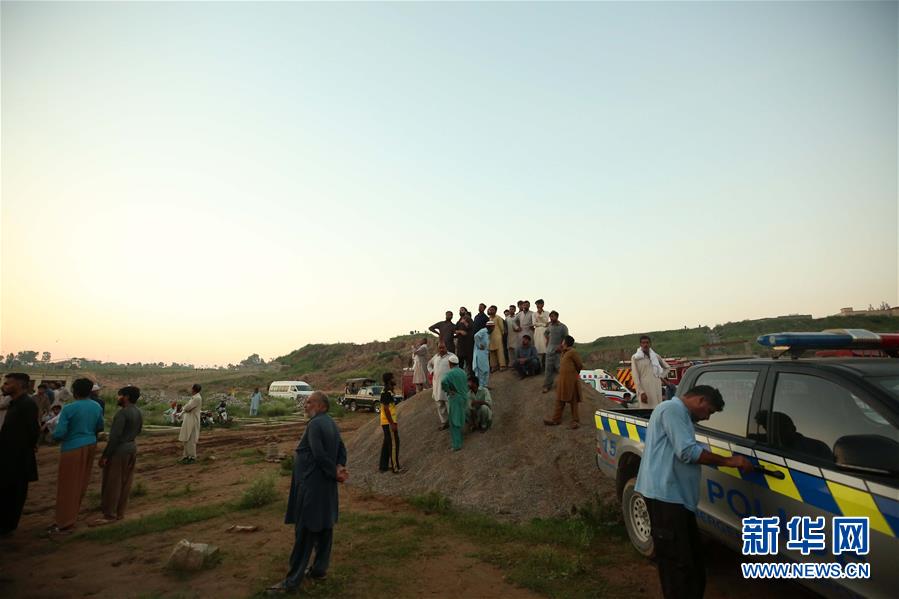 (國(guó)際)(4)一架小型軍用飛機(jī)在巴基斯坦墜毀