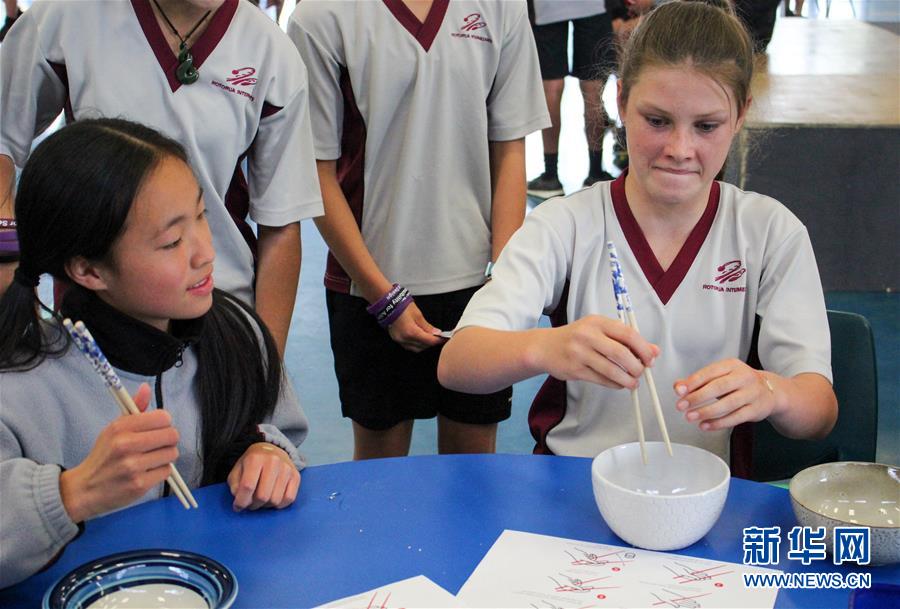 （國際·圖文互動）（4）通訊：“Kia Ora，都來吧，漢語學習發了芽”——新西蘭羅托魯阿初級中學中文助教的夢想