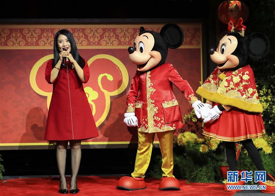 (國際·圖文互動)(4)通訊:美國迪士尼加州冒險樂園紅紅火火迎鼠年