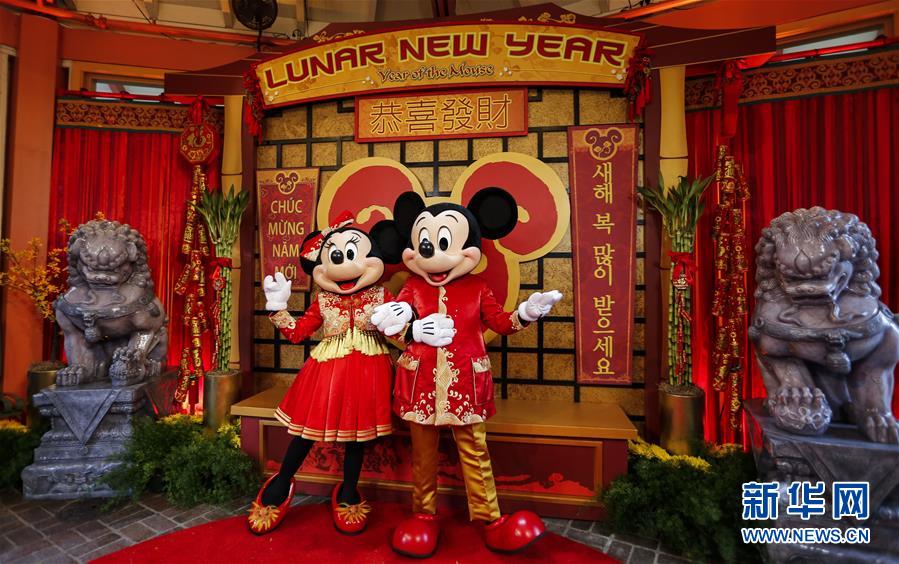 (國際·圖文互動)(7)通訊:美國迪士尼加州冒險樂園紅紅火火迎鼠年