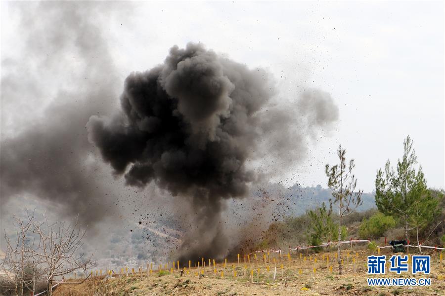 （國際·圖文互動）（4）通訊：“中國軍人掃雷一如既往專業和敬業！”——記中國赴黎維和部隊完成“藍線”3個雷場清排任務